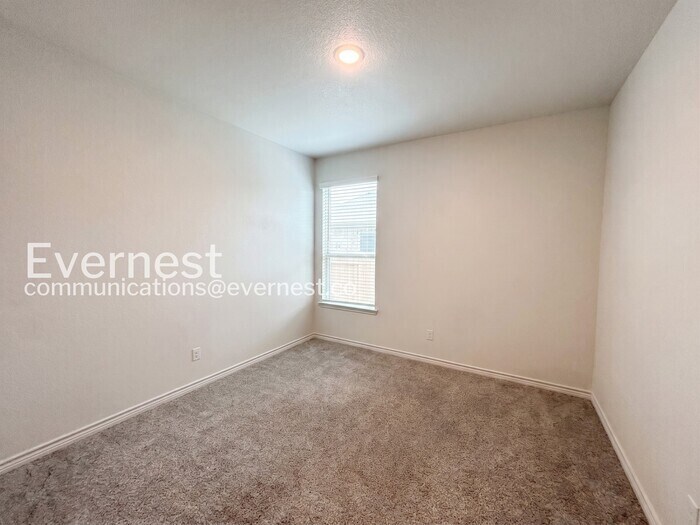 Building Photo - 2204 Hornbeam St