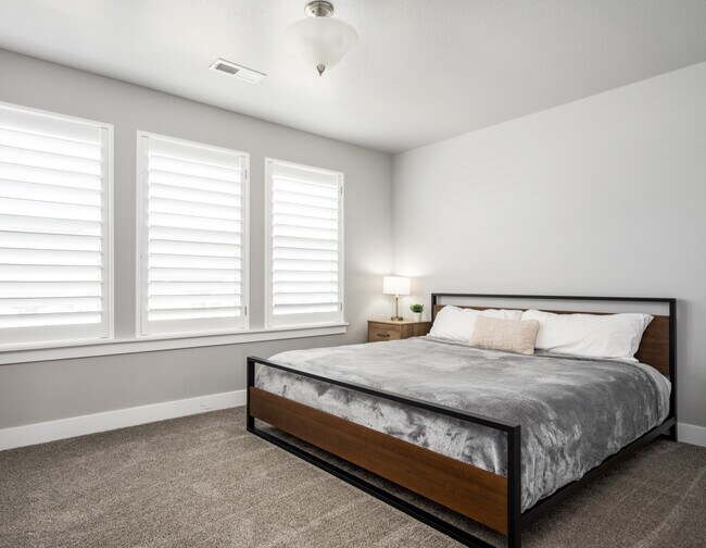 Upstairs King Room jack&Jill - 537 N Mountain Peak Dr