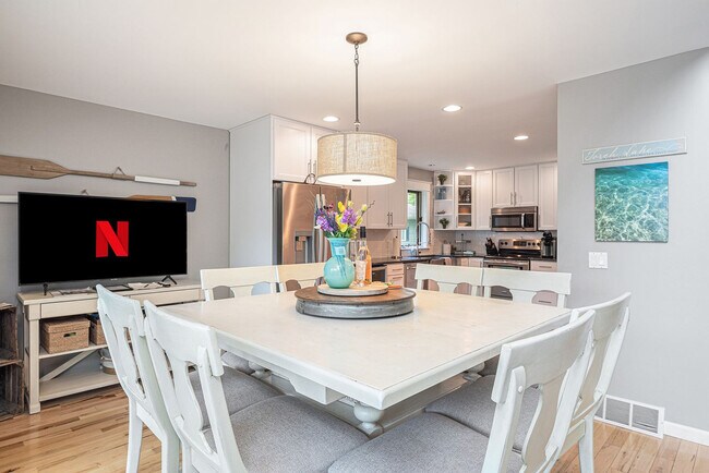 Building Photo - 8015 Aarwood Trail NW