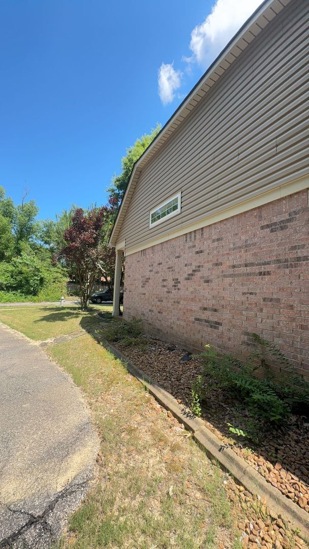Building Photo - Spacious 3-Bedroom Home with Double Garage...