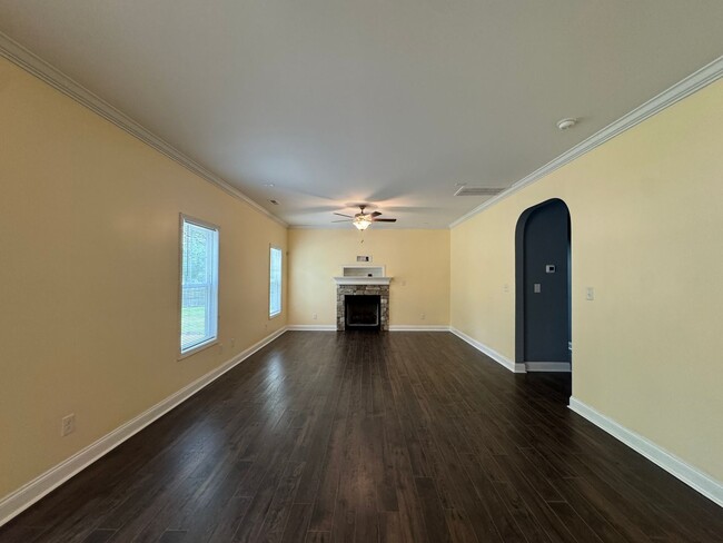 Building Photo - Beautiful 4 Bed 2.5 Bath Home with Fenced Backyard