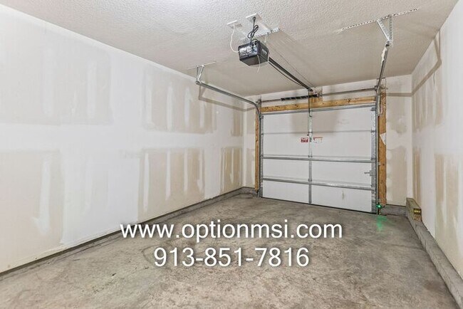 Building Photo - Fresh 3 Bedroom, 2 Bathroom Half Duplex