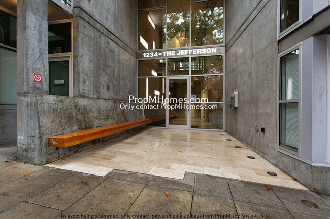 Building Photo - Luxury Goose Hollow Living – 1 Bedroom + S...