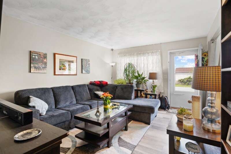 Building Photo - 6301 Frankn Dot Dr