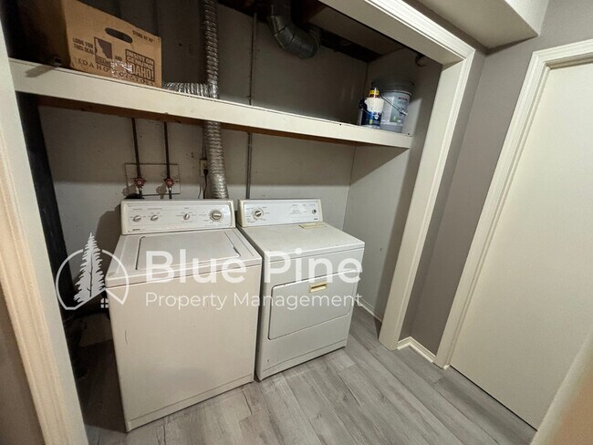 Building Photo - 1464 Falcon Dr