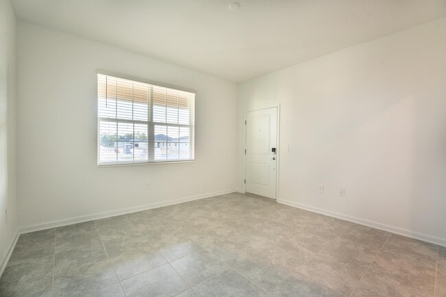 Building Photo - 696 Daring Dr