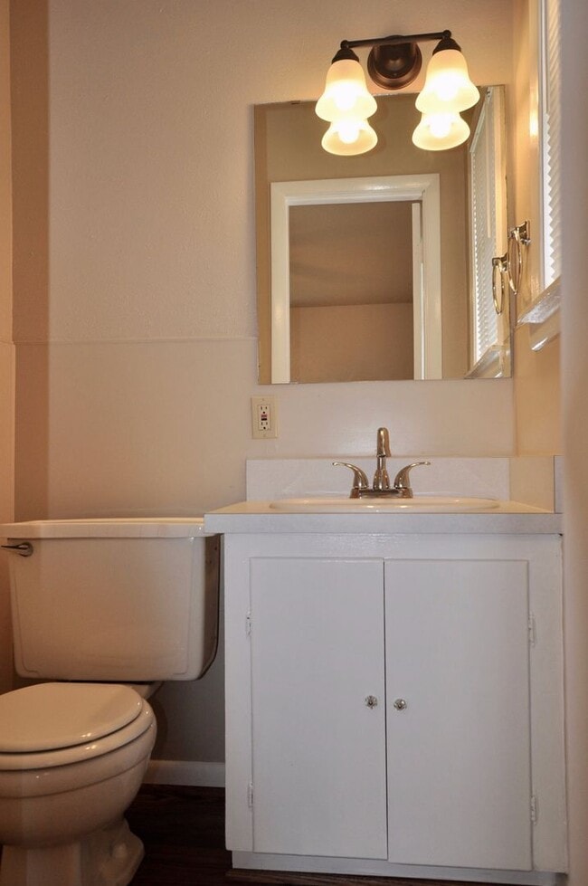 Building Photo - FOR LEASE! 2 Bedroom, 1.5 Bathroom - Brick...