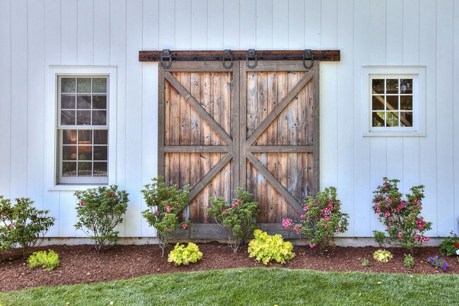 Building Photo - 55 Kings Hwy N