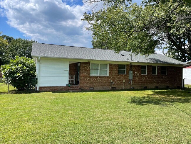 Building Photo - BEAUTIFUL 3 BED, 1.5 BATH BRICK HOME LOCAT...