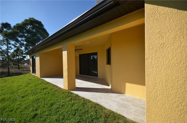 Building Photo - 1242 Hathor St E