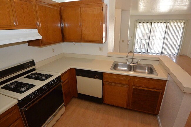 Building Photo - 2 BD 1 BA Upstairs Condominium, Gated Comm...