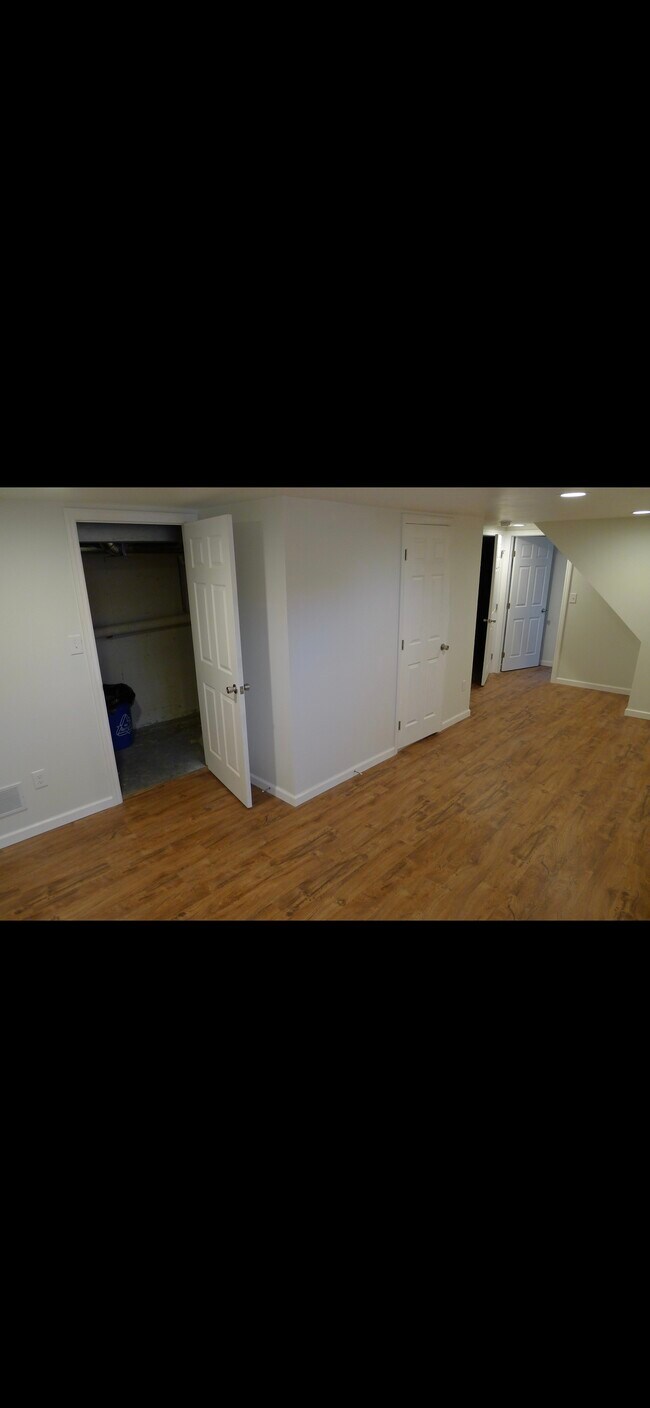 Building Photo - 278 Valley View Road