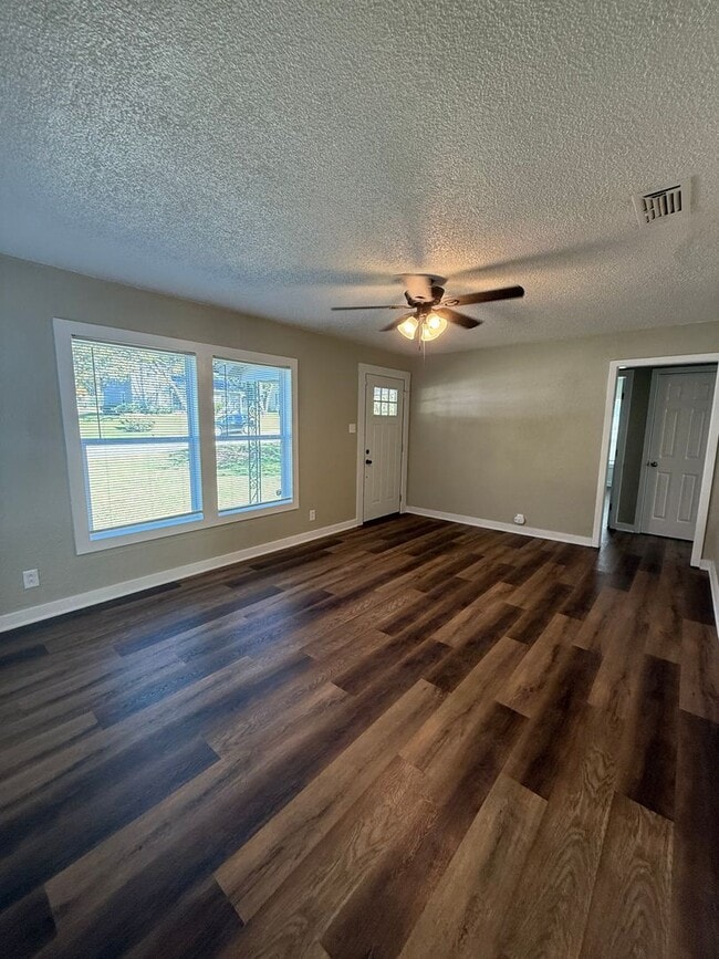 Building Photo - Updated 2 Bedroom House in LISD