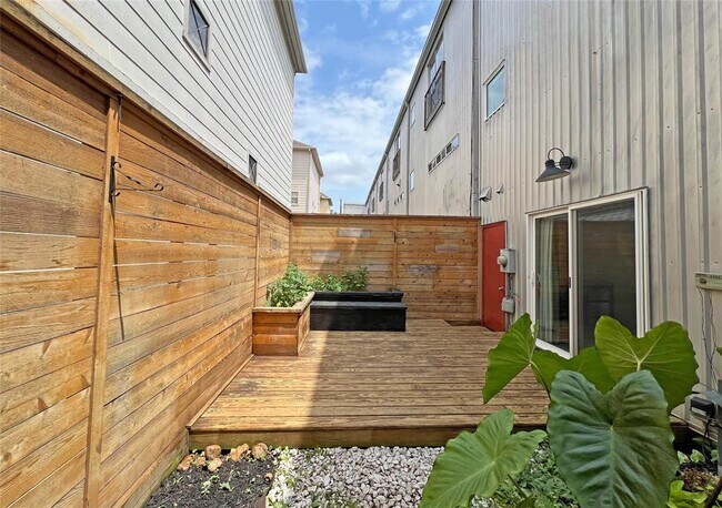 Building Photo - 803 Detering St