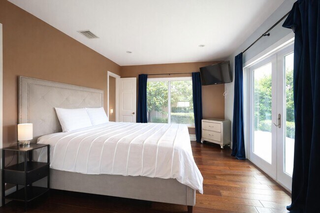 Building Photo - 3018 NE 26th St