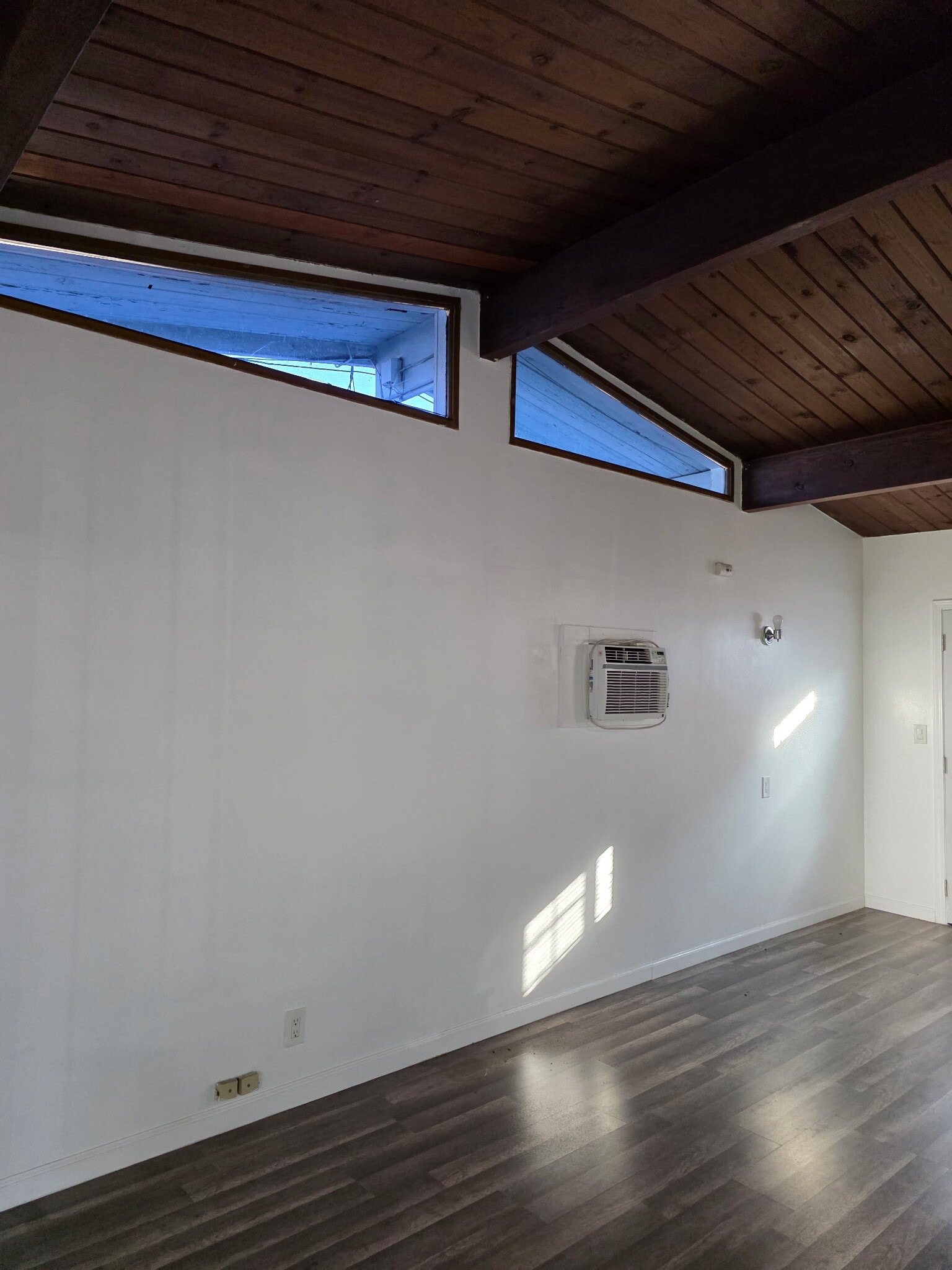 3250 Living room - 3250 1/2 Walnut Grove Ave