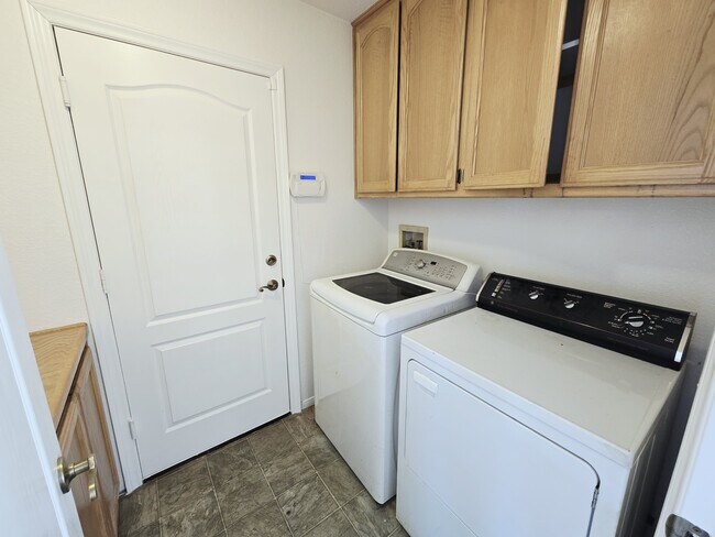 Building Photo - 250 Comstock Ave