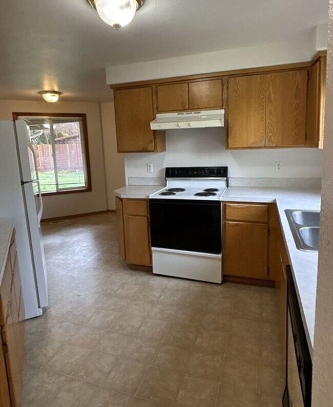 Building Photo - 3Bd/2Ba Single Story Home - Available to View!