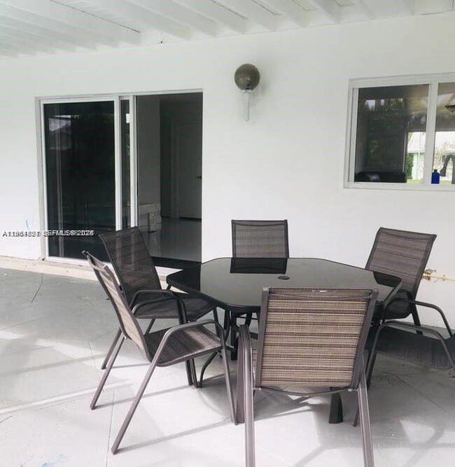 Building Photo - 17521 SW 93rd Ave