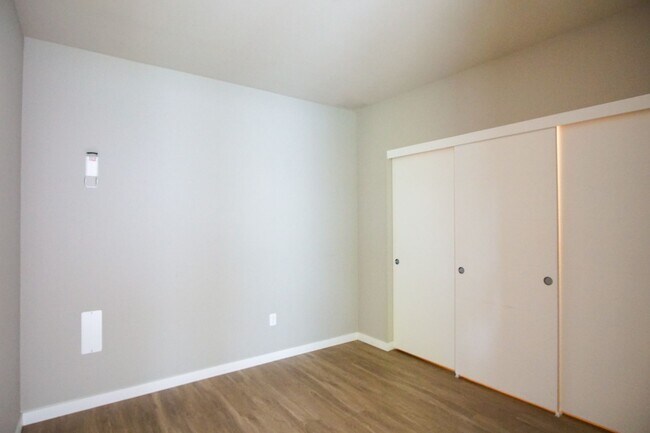 Building Photo - Fabulous Sellwood 2nd Floor-1 Bdr with Dishwasher & W/D!