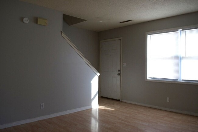 Building Photo - Affordable 3 Bedroom Duplex, SW Columbia!