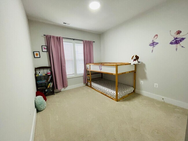 Building Photo - 594 Hazel Dr