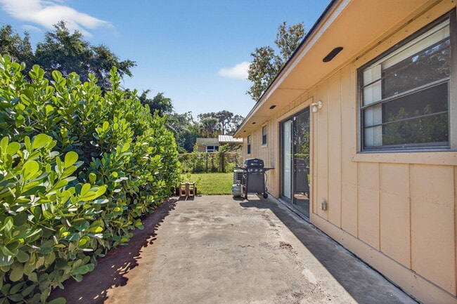 Building Photo - 6012 Hickory Dr