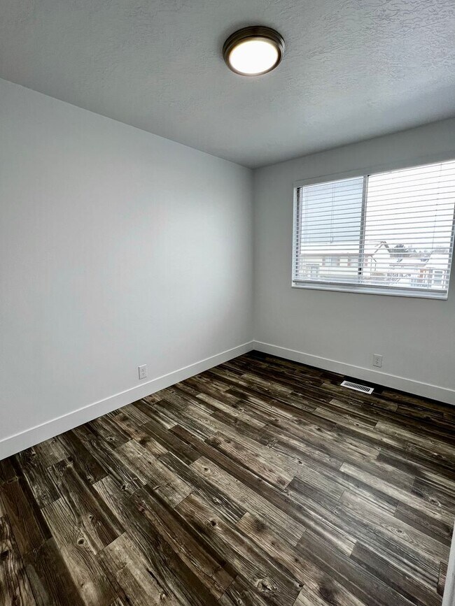Building Photo - Beautiful remodeled 5 bed 2 bath home