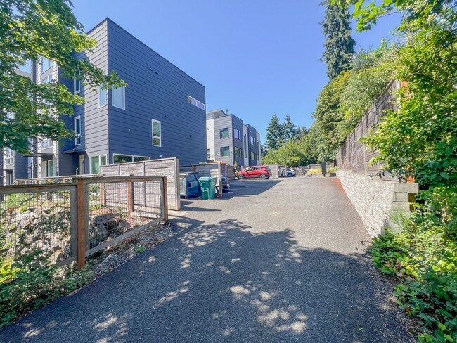 Building Photo - 3bd/2ba Seattle Townhome