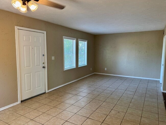 Building Photo - 1502 Parkdale Dr