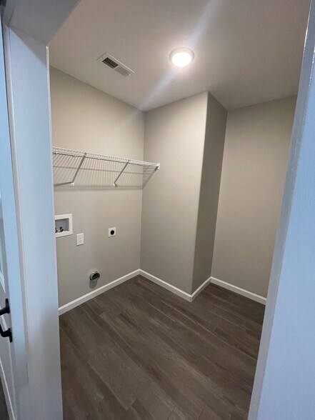Building Photo - 5918 Knox Hill Way