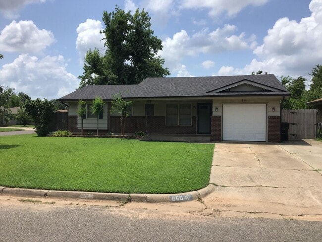 Primary Photo - 3 bedroom, 1 1/2 baths and a 1 car garage ...