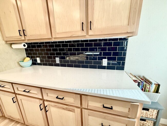 Building Photo - 200 Santa Rita Dr