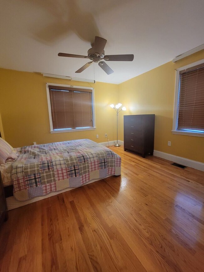 Building Photo - Spacious and Rare 3 Bd 2 Bath Near Fort Hill With Off Street Parking