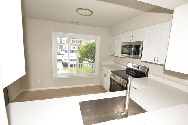 Building Photo - Renovated Townhome for Rent