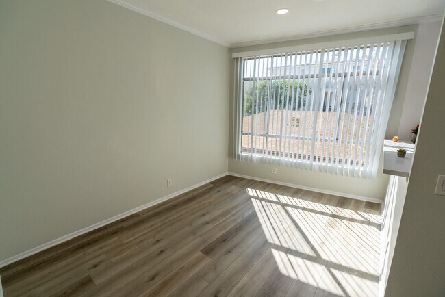 Interior Photo - 14900 Moorpark Street