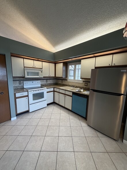 Building Photo - 3 Bed/2 Bath