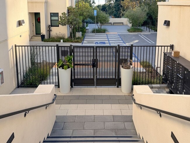 Building Photo - 1568 E Thompson Blvd