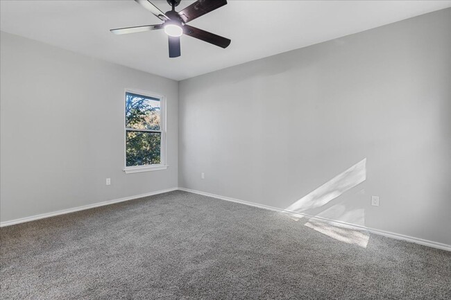 Building Photo - Recently Renovated 4-bed 3.5-bath 2-living...