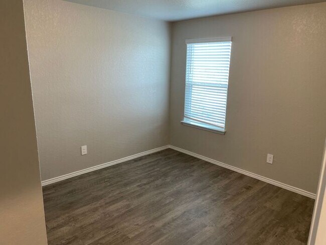 Building Photo - Get an A+ in Savings | $500 Move-In Credit + Beautiful 4-Bed, 2.5-Bath Home in Saint Hedwig