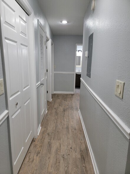 Building Photo - 7210 N Manhattan Ave