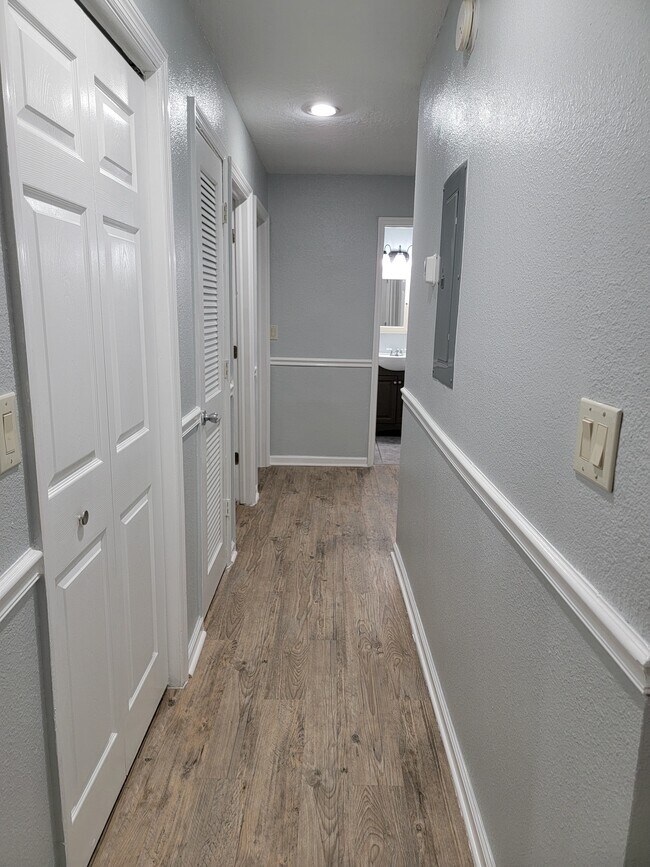 Building Photo - 7210 N Manhattan Ave