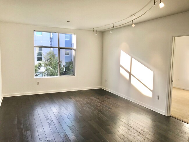 Building Photo - Potrero Hill 2Br/2Ba Modern Condo w/Parkin...