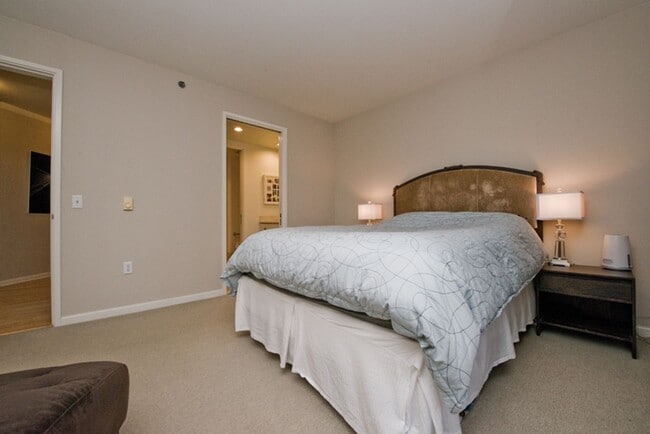 Building Photo - 680