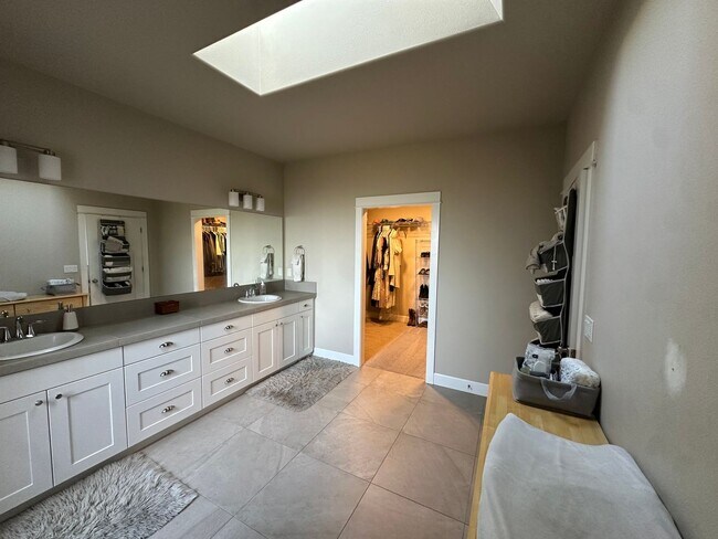 Building Photo - Live in Beautiful Bend Oregon