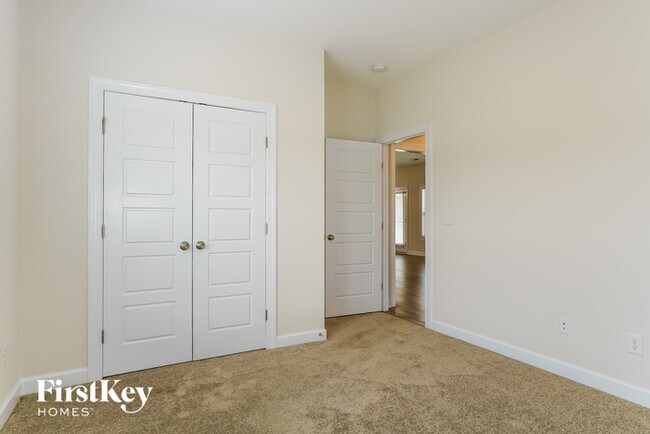 Building Photo - 13 Spruce Pt Dr