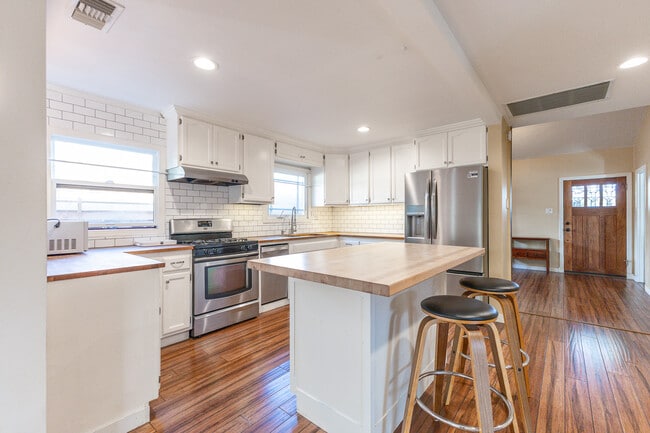 Building Photo - 3418 Greensward Rd