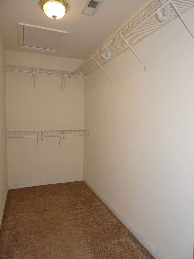 Building Photo - 4 Bedroom 3.5 Bath 3 Story Townhome for Re...