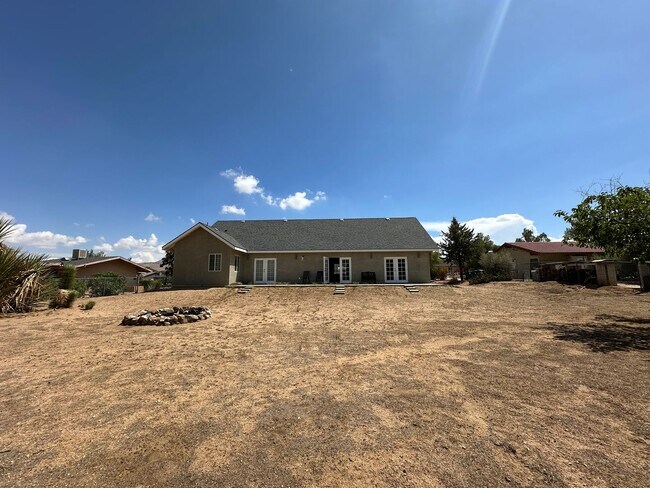 Building Photo - Beautiful, Updated 3 bedroom 2 bathroom ho...