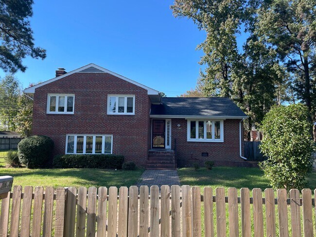 Building Photo - Split Level Home near Willow Lawn